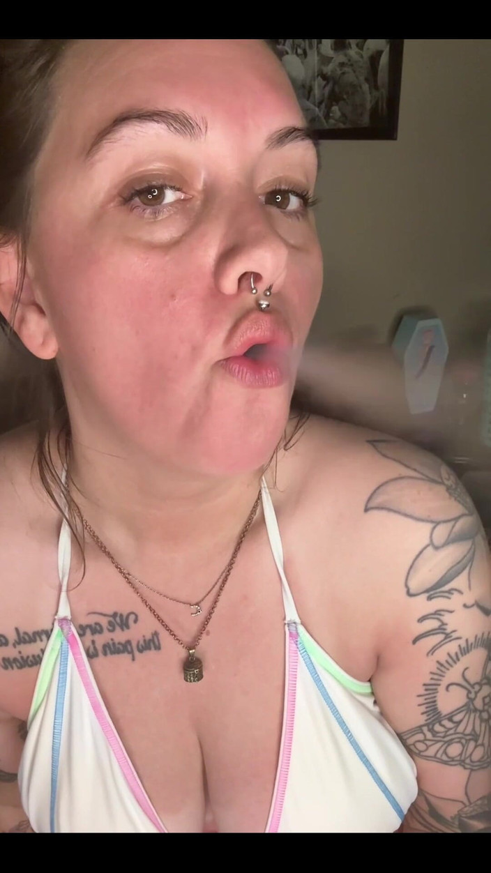 Chery Trees: Chery Copaci fumatul în bikini