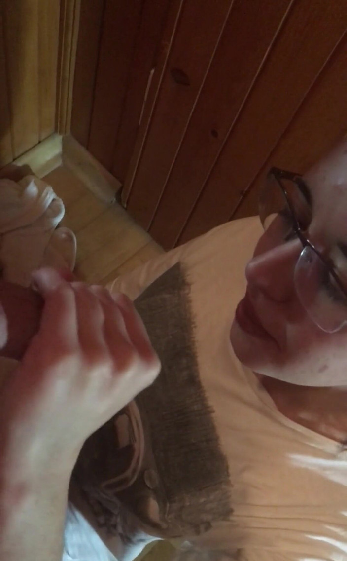 My Boobs: Nerd meisje geeft me een pijpbeurt na het fotograferen, met...