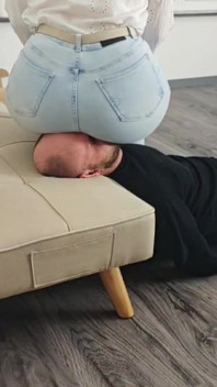 Big Jeans Booty Facesitting - No Escape