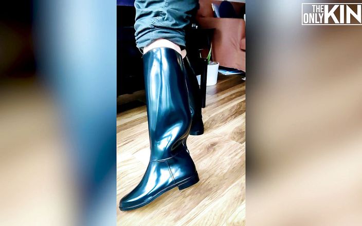 King UK: Rubber boot try-on