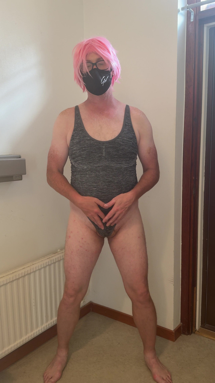 Julia Trans: A prostituta de cabelo rosa se masturba e goza e...