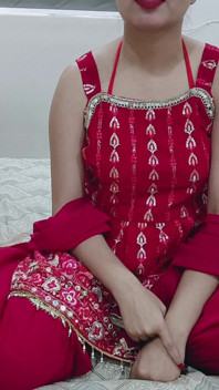 Hintli kız edepsizce konuşuyor