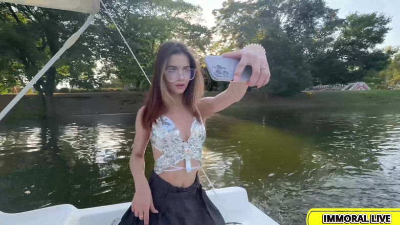 Immoral Live: Mia Mi와 Megan Murkowski와 보트 타기 후 POV 포섬