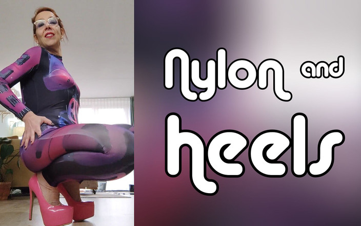 MistressOnline: Nylon a podpatky