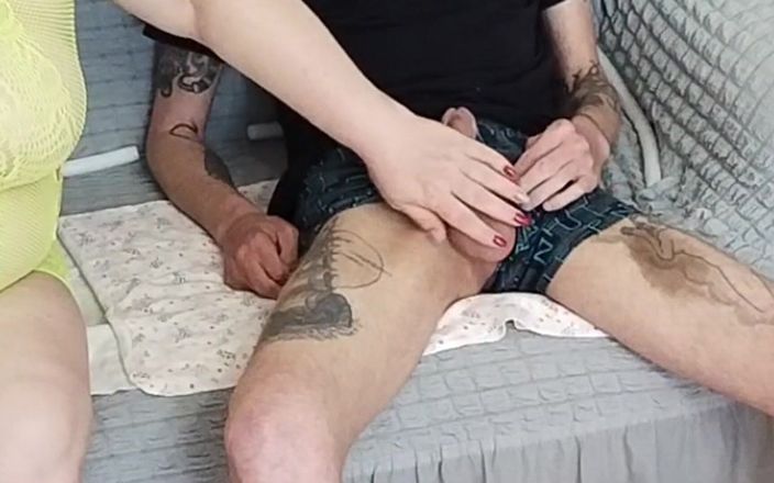 Zona901: Une belle-mère à la gorge profonde suce une bite et avale...