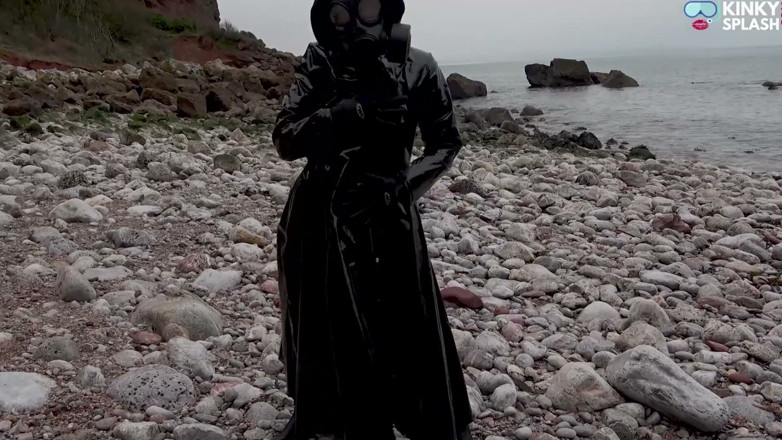 UKCuteGirl Lucy Lauren: Bohyně s plynovou maskou - gumový neoprén a pvc Mac Beach Škádlení