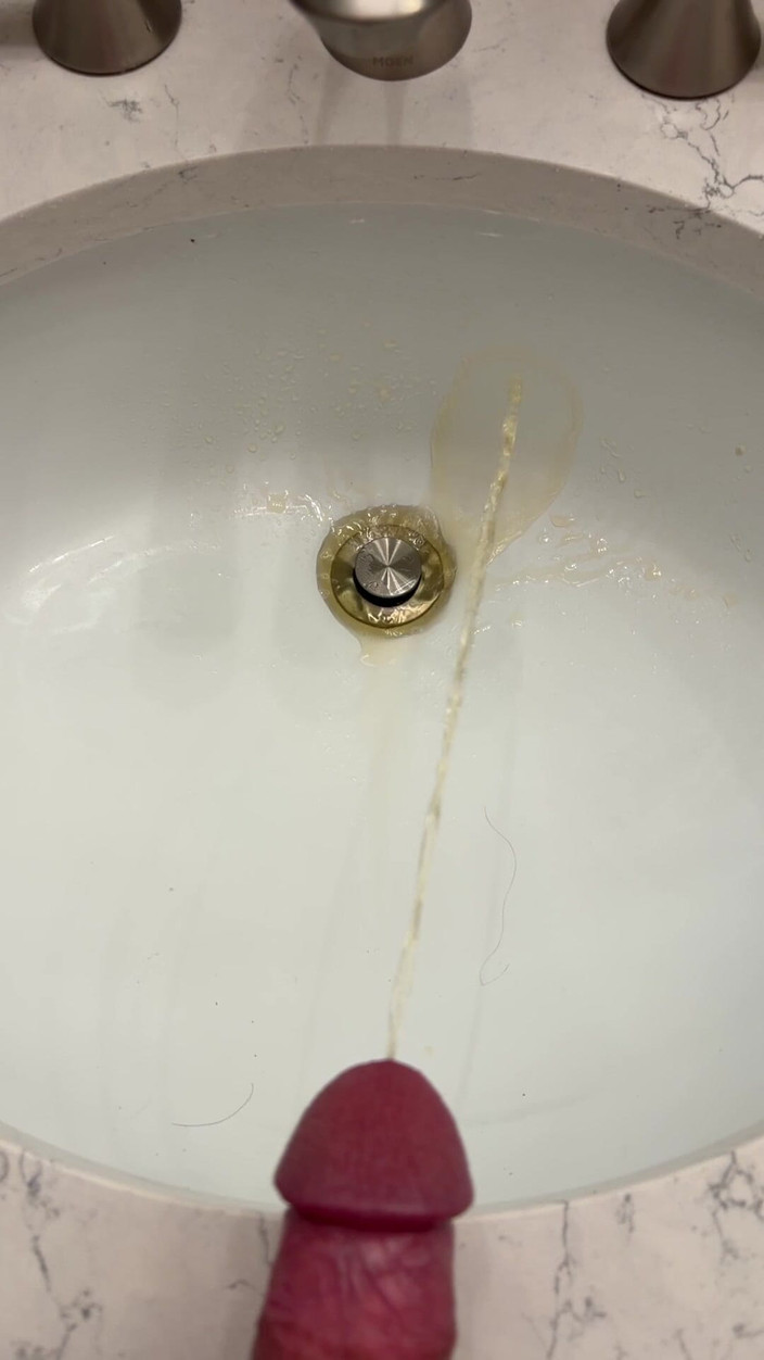 Tatted Daddy: Wastafel kencing dalam gerakan lambat