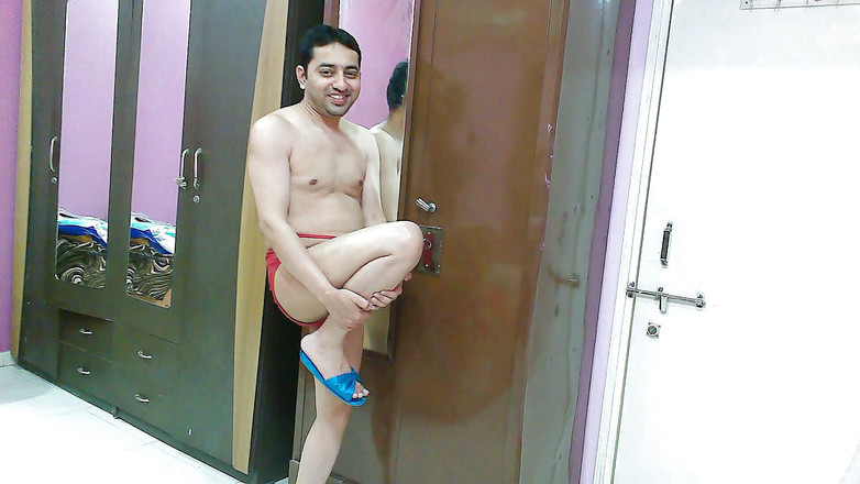 Cute & Nude Crossdresser: Сексуальный сисси кроссдрессер фембой Sweet Lollipop в рубашке, трусиках и шлепанцах.