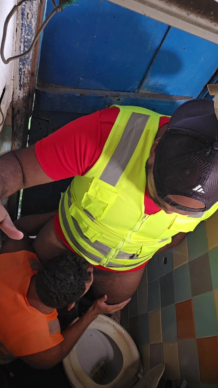 TheBlacKHunterr: Dois Peões Pegando公司的浴室