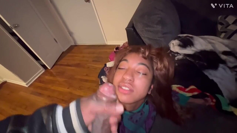 Fijii pornbox: 我发现他正在观看成人色情片，所以我让他用我的屁股来撸管圣诞啪