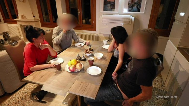 Alexandra Wett: 식당 한가운데 테이블 밑에서 날아갔다
