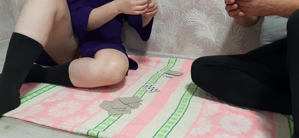 Vik_All: 義理の妹はトランプに夢中になって、うっかりマンコを見せてしまいました。