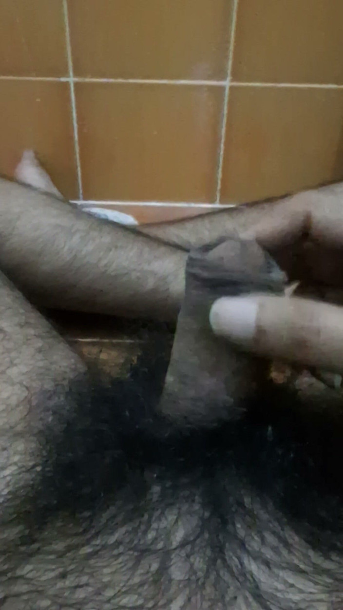 IndBoyCum: 2ª vez gozada no banheiro