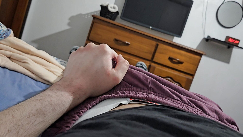 Lkdick8: Garoto com tesão mostra seu pau grande de manhã