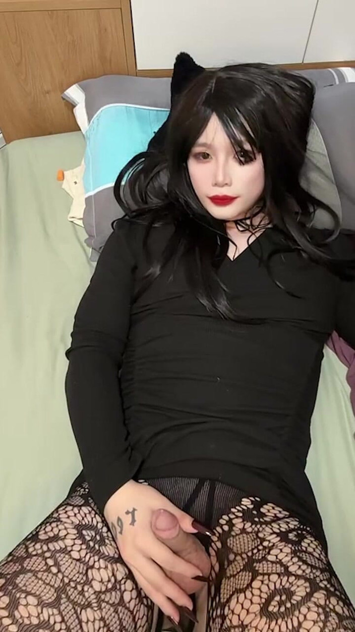 Akbb: Kızgın yavru kedi siyah kıyafetlerime büyük miktarda boşalma atıyor ve...