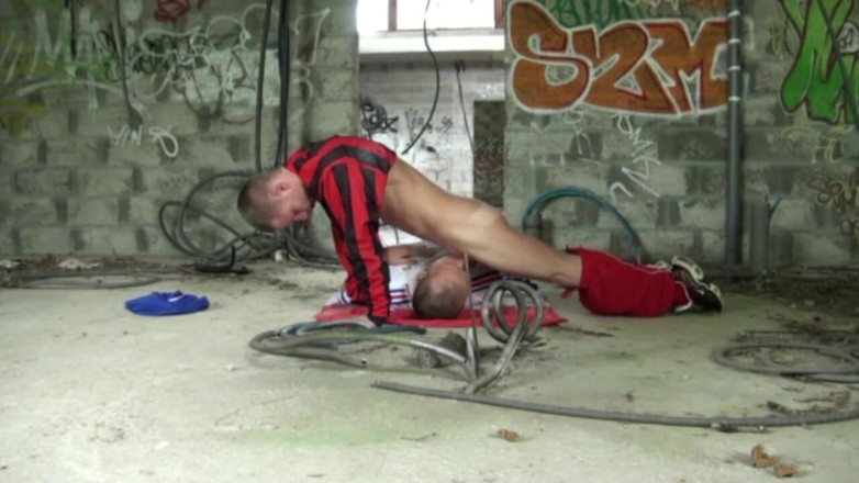 French Twinks Amator videos: Zwei junge twink-fußballer ficken im freien
