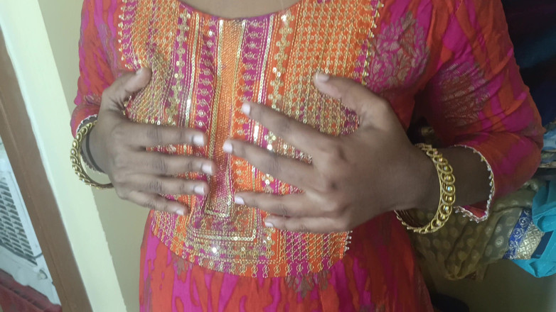 Laxi ammu: Huisvrouw toont schattige borsten voor haar stiefbroer