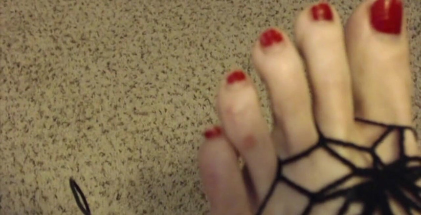 Jane Cane: Cewek sange ini lagi asik masturbasi sambil pakai stoking jala!