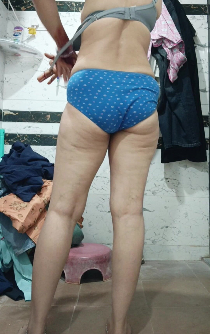 Priyahot77: Priya bhabi早上热辣的大屁股表演