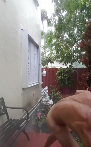 Eden Adonis: Спорим, вы хотели бы намылить мое тело под дождем?