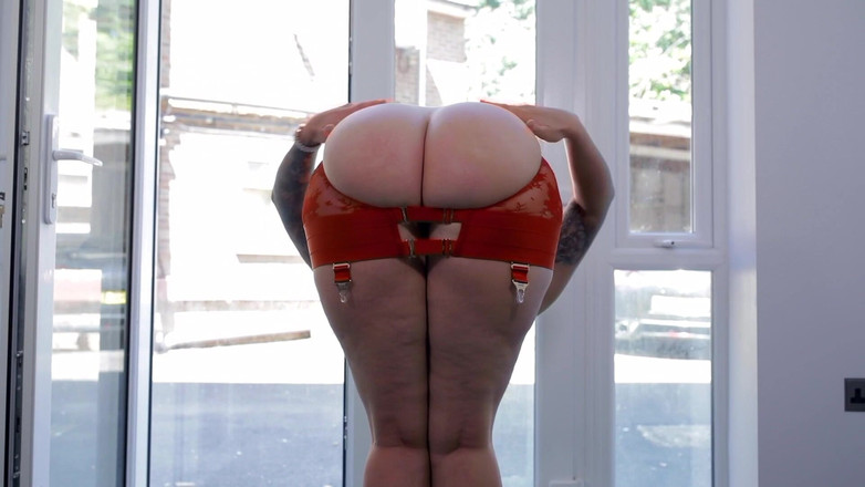 Paige Turnah: Velká kráska Femdom Paige Turnah nosí kalhoty bez zadku a škádlí...