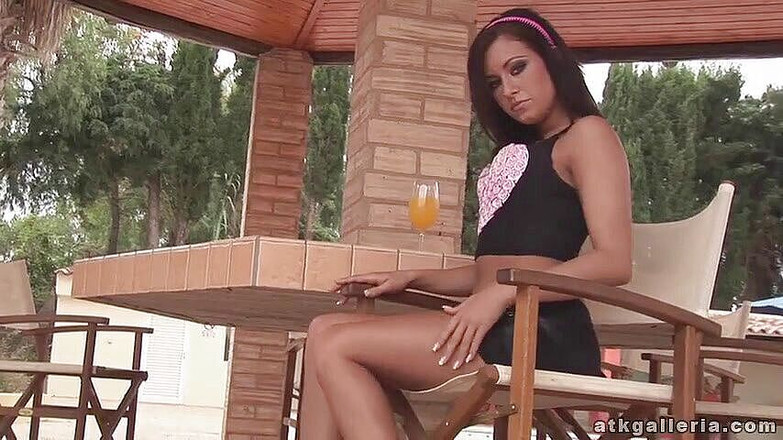 ATK Solo: Nádherná holka Ginger vystoupí venku