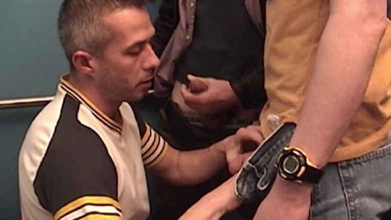 SEXUAL SIN GAY: Scenă homosexuală flămândă - sex în trei cu tipi de la magazinul...