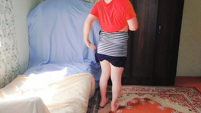 Kitty_Cross: Hermosa travesti haciendo contacto visual mientras se mueve lentamente