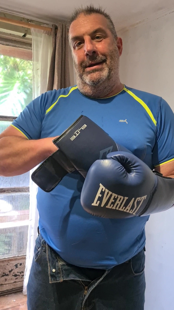 Punchbagplz: シルバーダディボクサー - POVスタジオ招待が失敗した