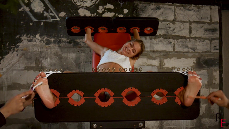 RF studio production: Leya impazzisce - solletico infernale con calze e tutte le dita...