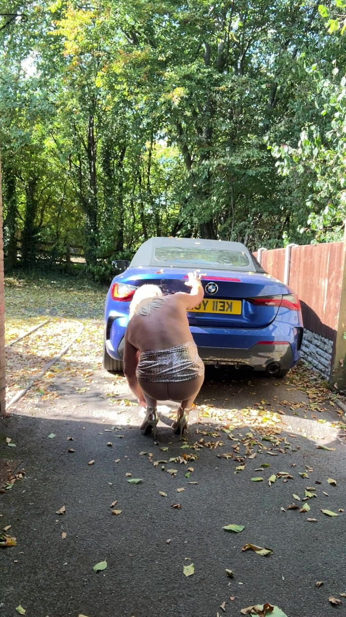 Kellycd2022: La sexy travestita kellycd2022 in abito dorato leopardato con le...