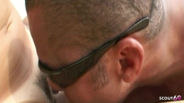 Shemale TS Collection: 인종 간 야외 만남에서 핫한 금발 트란니를 애널 섹스하는 흑인 대물 자지