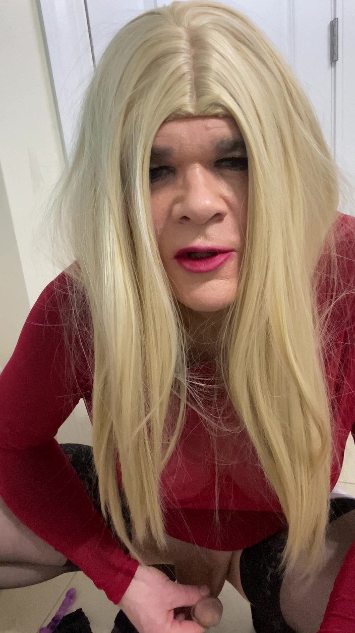 MadisonCD2025: シーメールのアマチュアが立ち上がり、下品な話をし、クリトリスのチンコとお尻を見せつける