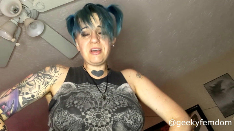 Geeky Femdom: क्रिस को जन्मदिन के लड़के पर कब्जा करना