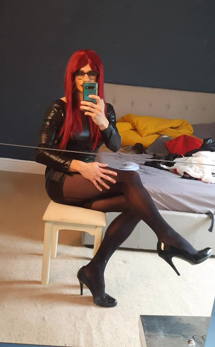 JessicaXD: Vsadím se, že bys velmi ráda položila ruce na moje kolíky,...