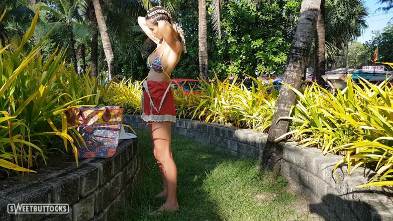SweetButtocks: समुद्र तट पर जाने से पहले ड्रेसिंग