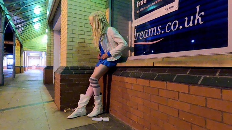 The Midnight Minx: Berkelip crossdresser di luar kedai