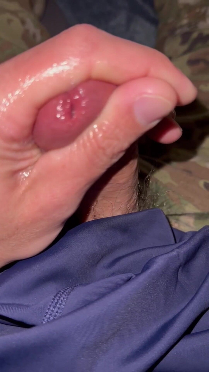 Gay Soldier Stuff: 교복을 입고 하드코어 자지를 따먹는 동안 사정 크기 12피트를 보여주는 육군 군인