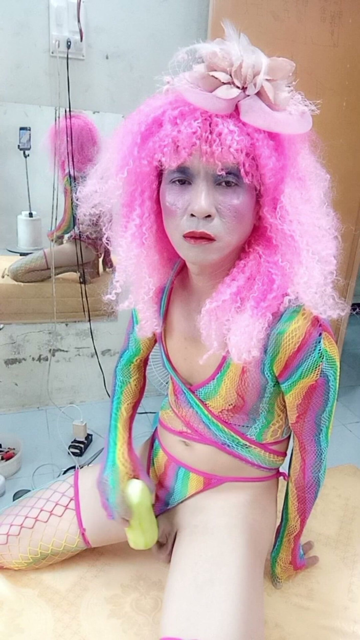 nguyen dang thien tri: Transgender Le memakai pakaian seksi dan bermain cawan seks