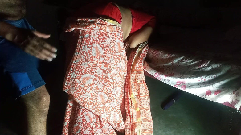 FireeCouple: 침대 밑에 누워 있는 의붓여동생을 큰 기쁨으로 따먹어.