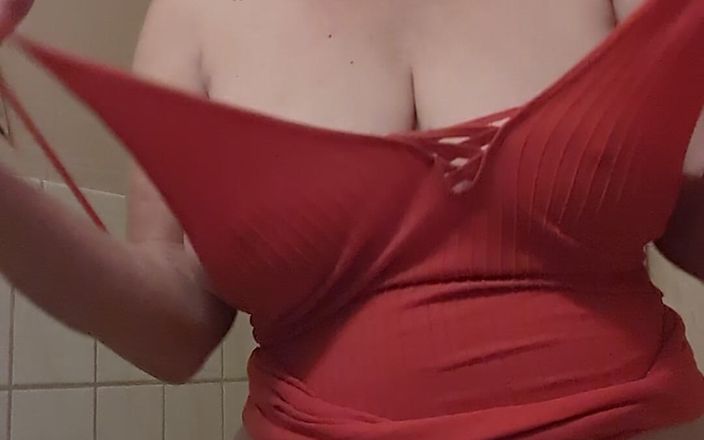 BustyBrendaxx: Cette tenue de salope rouge semble mieux sur le sol !