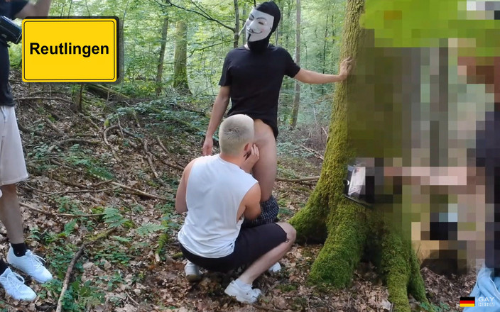 GAYheim: 四个小男人站在森林里