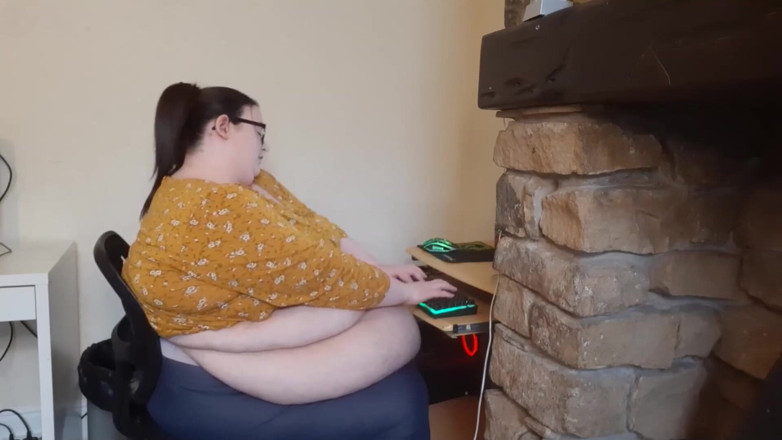 SSBBWLadyBrads: The fattest girl at work struggles
