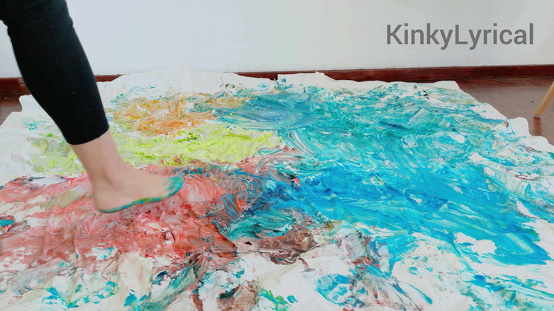 Kinky Lyrical: フットアート - 足で絵画を