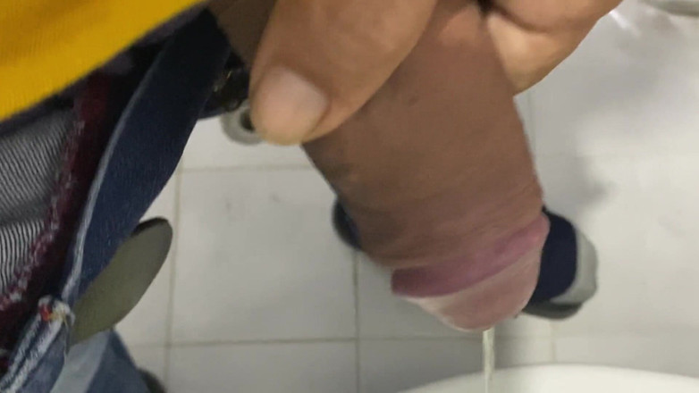 Latin mature king: Pula mare se pișă pe Serviciul Public