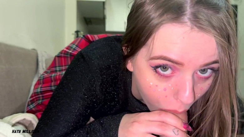 Katy Milligan: Üniversiteli arkadaşımdan tatlı amcık ve tutkulu oral seks