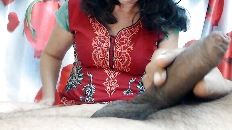 Bolly Karma: Nadržená MILFka sleduje, jak její manžel masturbuje