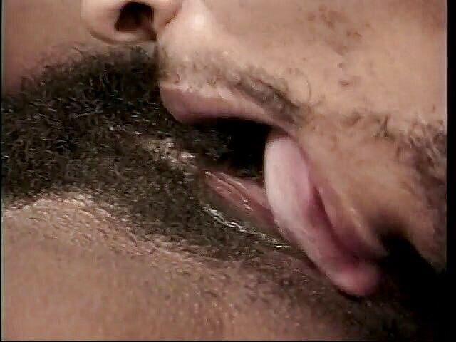 Hot and Wet: İnanılmaz büyük memeli renkli piliç otelde sert sikişiyor