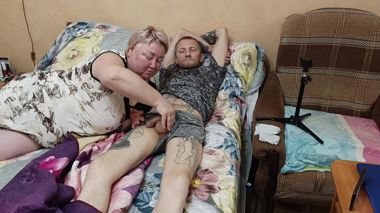 Zona901: Stiefmutter weckt mich mit einem tiefen blowjob auf