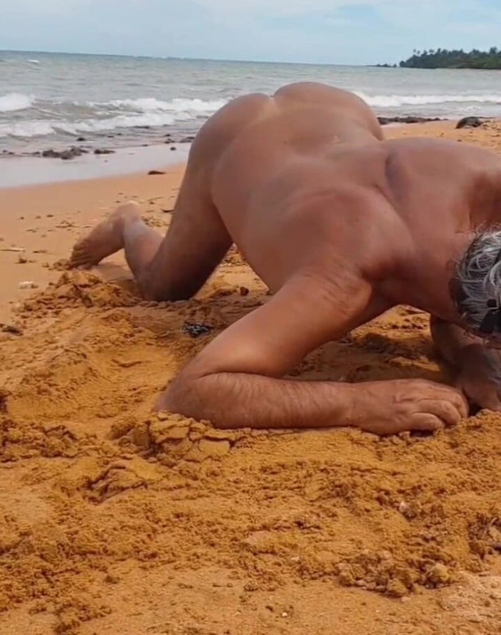 Ladysilvas: Ladysilva Menunjukkan Pantat Panasnya Di Pantai – Perempuan jalang nakal